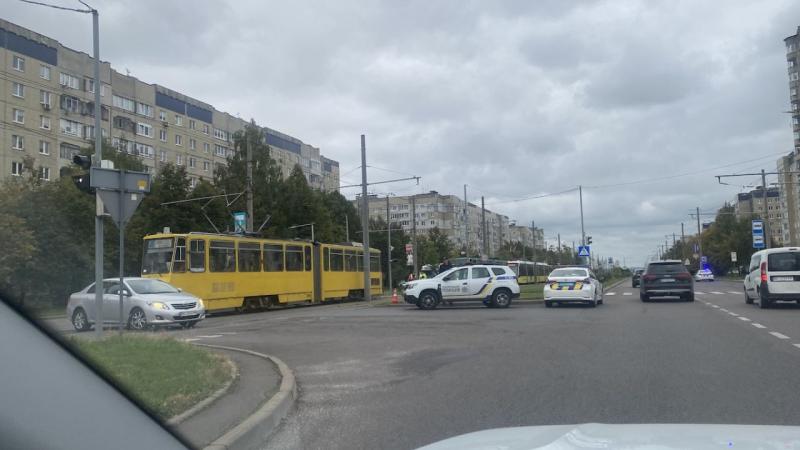 У Сихівському районі сталося ДТП за участю патрульного автомобіля та трамвая.