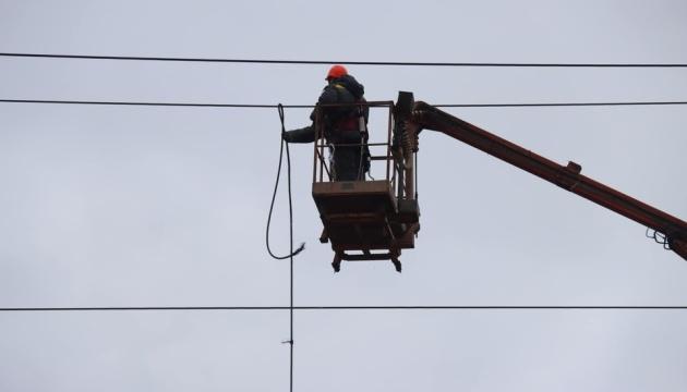 Внаслідок бойових дій і технічних несправностей в Україні залишилися без електропостачання 534 населених пунктів.