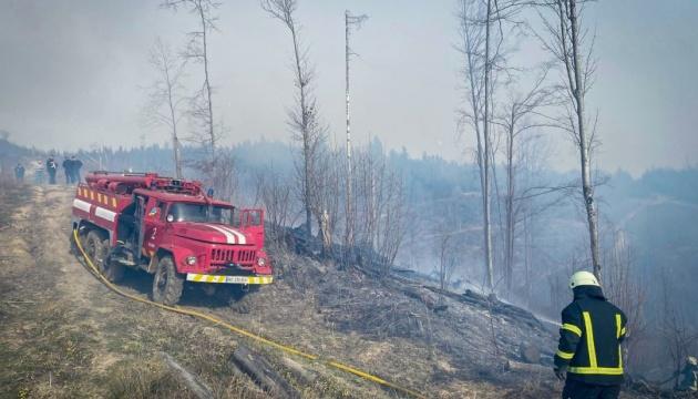 На Київщині через падіння уламків дронів виникли пожежі в двох районах.