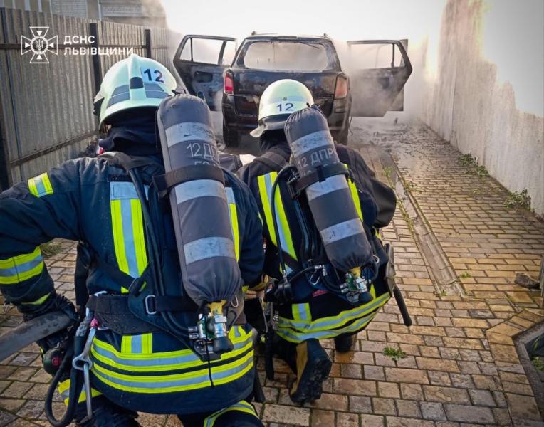 У Самбірському районі вогняна стихія поглинула автомобіль 