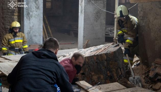 У серці Києва сталася обвалення стіни житлового комплексу, внаслідок чого є один постраждалий.