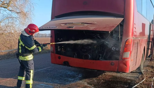 У Житомирській області спалахнула пожежа в рейсовому автобусі, внаслідок чого постраждав моторний відсік.